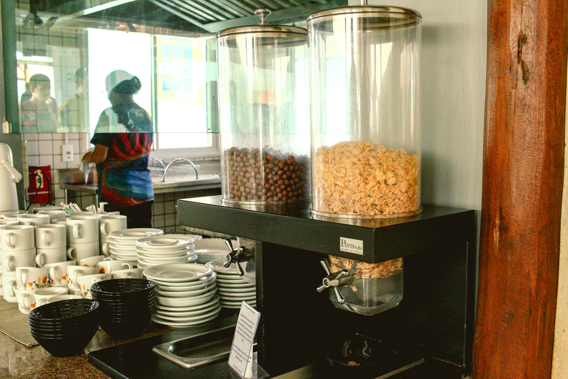 Estação de cereais, xícaras e louças do café da manhã