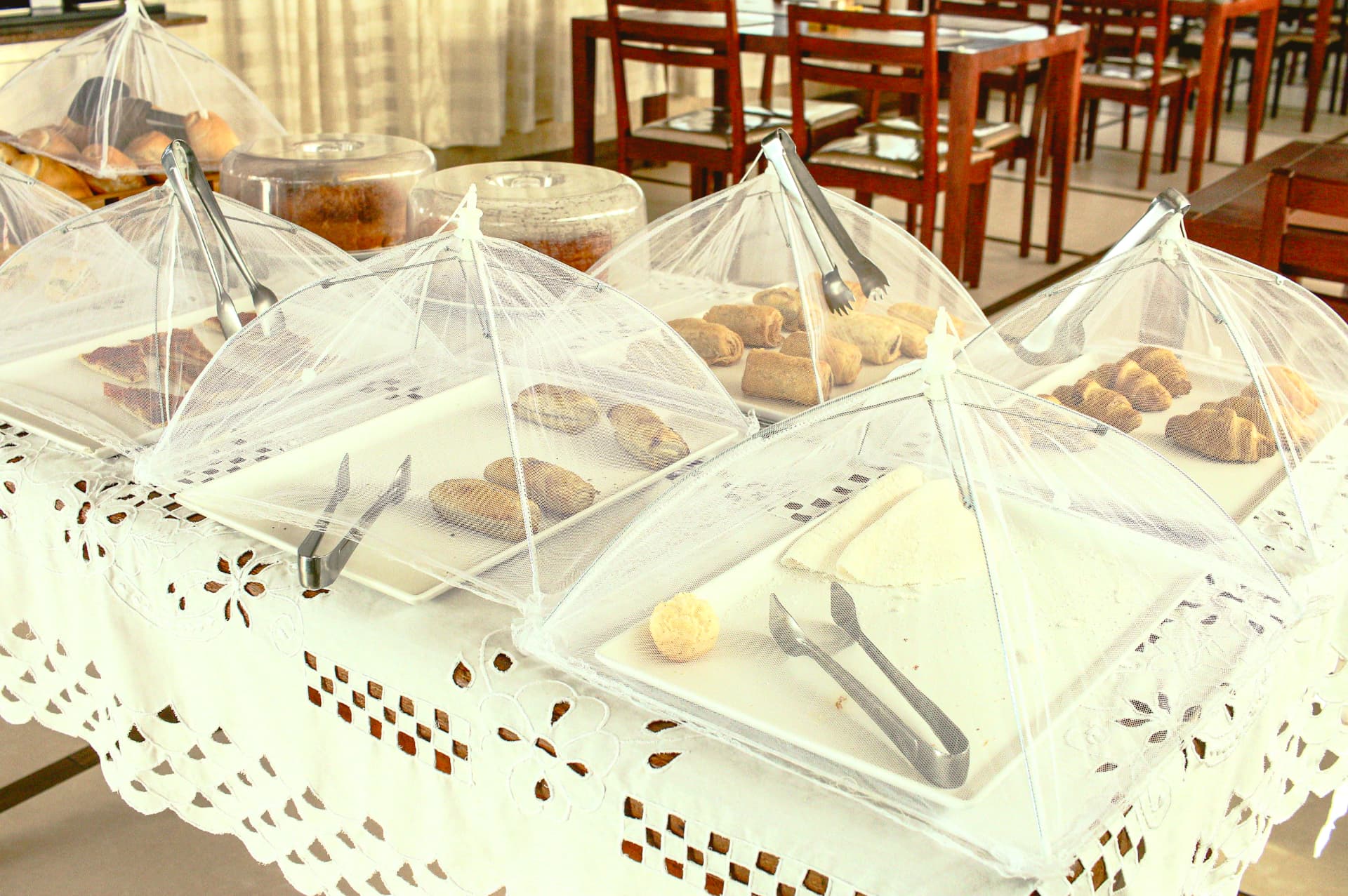 Buffet de café da manhã com pães, bolos e queijos frescos